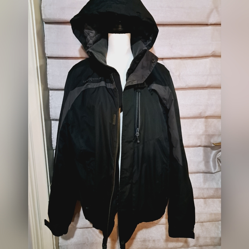 NWOT medium hooded winter coat lined with zipper black and gray flaw on back